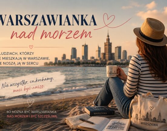 Kobieta siedzi na plaży nad morzem i patrzy w kierunku panoramy Warszawy. Grafika ilustruje felieton „Warszawianka nad morzem” o tęsknocie za stolicą i emocjonalnej więzi z miastem.