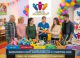 Profesjonalna trenerka Akademii Animatora uczy uczestników kursu stacjonarnego w Warszawie technik modelowania balonów i facepaintingu.