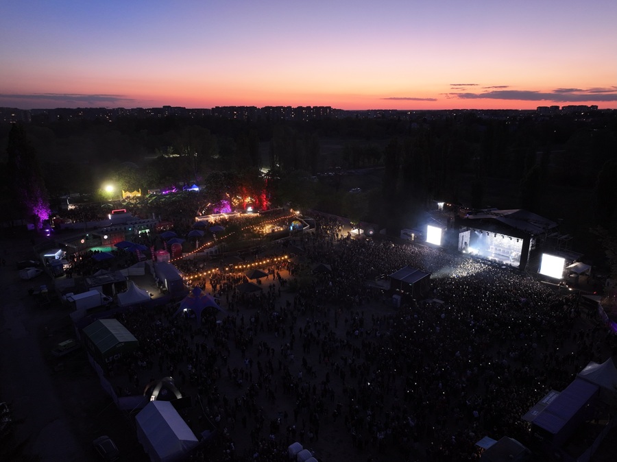 Widok z lotu ptaka na jUWenalia 2026 na Letniej Scenie Progresji w Warszawie o zachodzie słońca