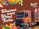 Grafika promocyjna Wiosenna Trasa Wawel Trucka 2026 — kolorowa ciężarówka Wawel na brązowym tle