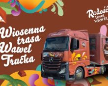 Grafika promocyjna Wiosenna Trasa Wawel Trucka 2026 — kolorowa ciężarówka Wawel na brązowym tle