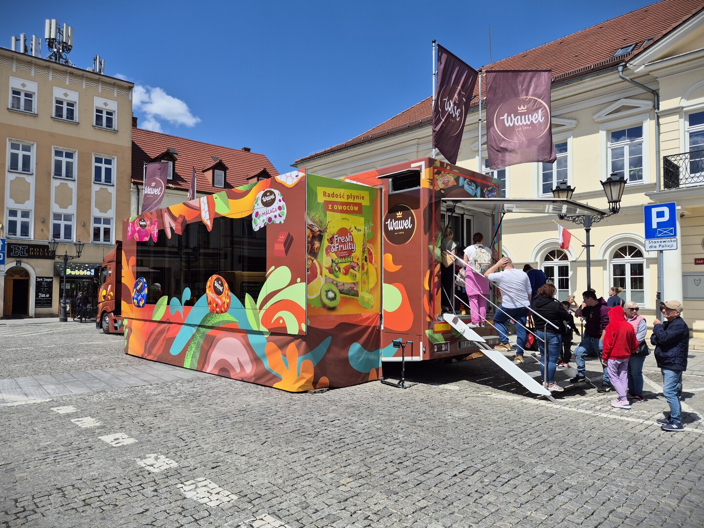 Wawel Truck rozłożony na rynku miejskim — kolejka odwiedzających przed wejściem do kolorowej naczepy
