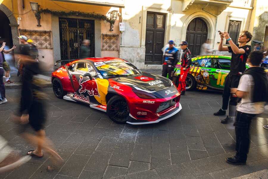 Samochód Kuby Przygońskiego Red Bull Orlen Oil na ulicach włoskiego miasta podczas Drift Masters