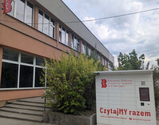Nowy książkomat Biblioteki Publicznej Targówek przy ulicy Bazyliańskiej 6 w Warszawie