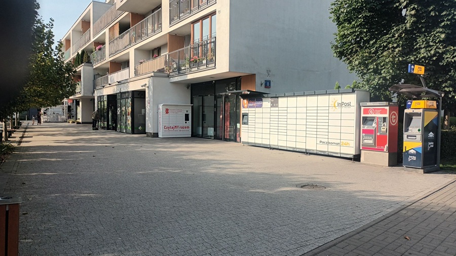 Książkomat Biblioteki Publicznej Targówek przy ulicy Zamkowej 8 w Warszawie obok paczkomatu InPost