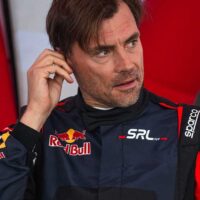 Kuba Przygoński w kombinezonie Red Bull SRL przed startem Drift Masters