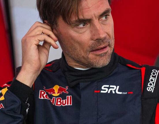 Kuba Przygoński w kombinezonie Red Bull SRL przed startem Drift Masters