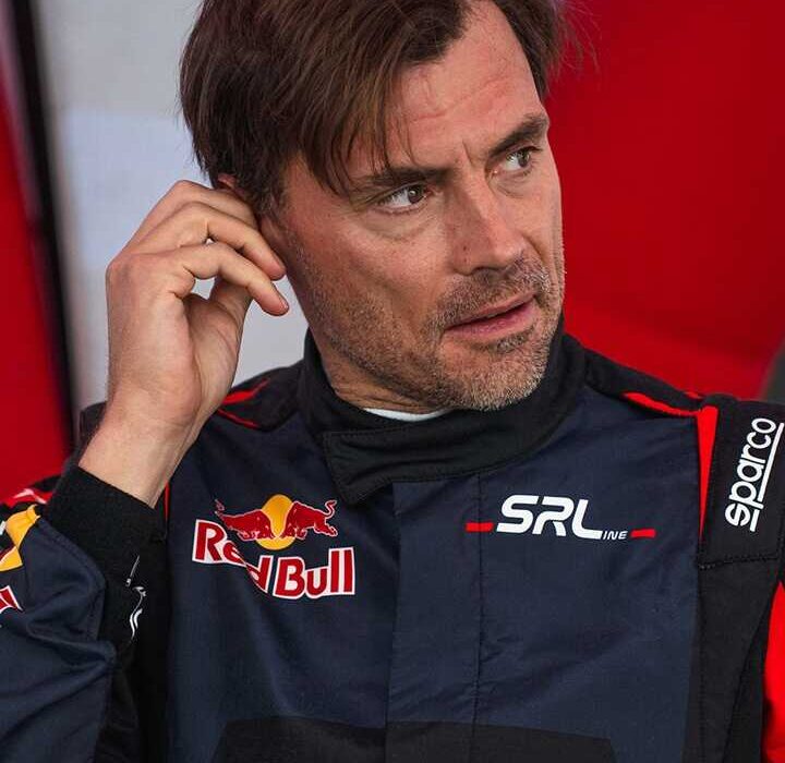 Kuba Przygoński w kombinezonie Red Bull SRL przed startem Drift Masters