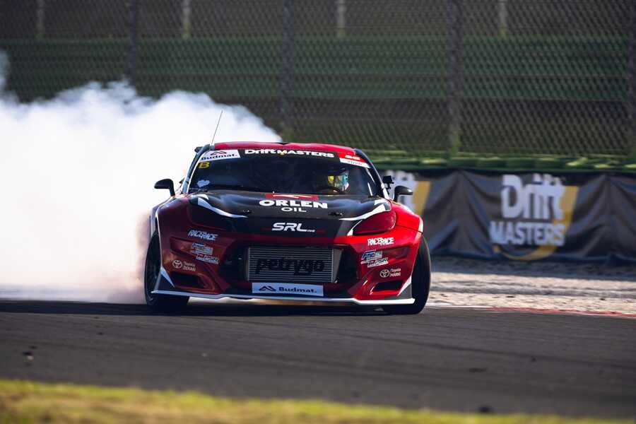 Kuba Przygoński w samochodzie Orlen Oil w chmurze dymu podczas Drift Masters