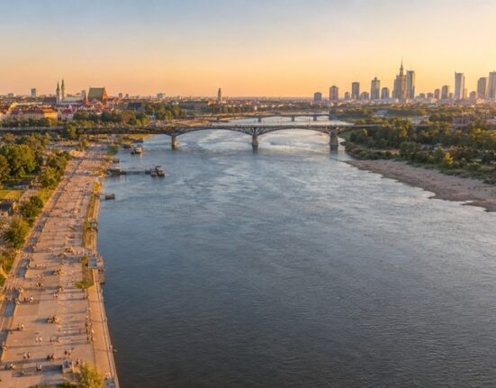 Dzielnica Wisła Warszawa – bulwary wiślane i plaże nad Wisłą w Warszawie, widok z lotu ptaka