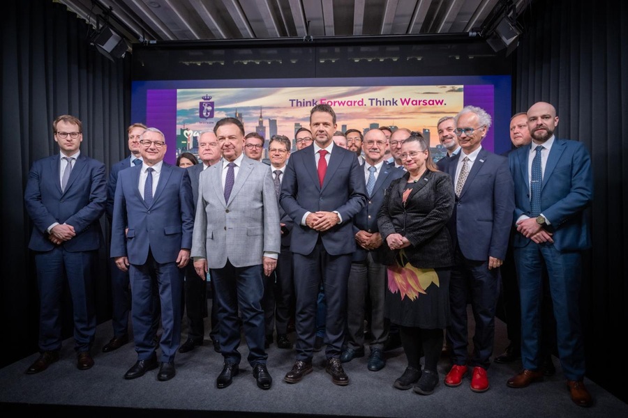 Prezydent Warszawy Rafał Trzaskowski i sygnatariusze deklaracji poparcia dla kandydatury Warszawy na siedzibę Centrum Technologicznego ESA — przedstawiciele samorządów, instytucji naukowych i sektora kosmicznego, 12 czerwca 2026
