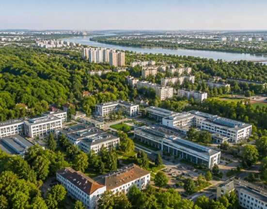 Bielany – dzielnica Warszawy, widok z lotu ptaka na Las Bielański i osiedla
