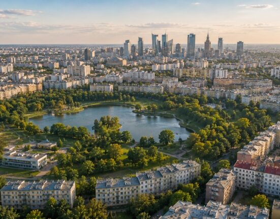 Ochota – dzielnica Warszawy, widok z lotu ptaka na Park Szczęśliwicki i osiedla