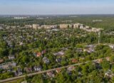 Rembertów – dzielnica Warszawy, widok z lotu ptaka na zielone tereny i osiedla