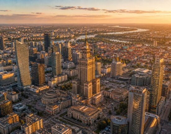 Śródmieście Warszawa – widok z lotu ptaka na centrum miasta z Pałacem Kultury i Nauki