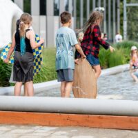 Dzieci trenujące skimboard w strefie wodnej Summer Fest w Galerii Młociny