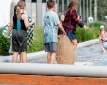 Dzieci trenujące skimboard w strefie wodnej Summer Fest w Galerii Młociny