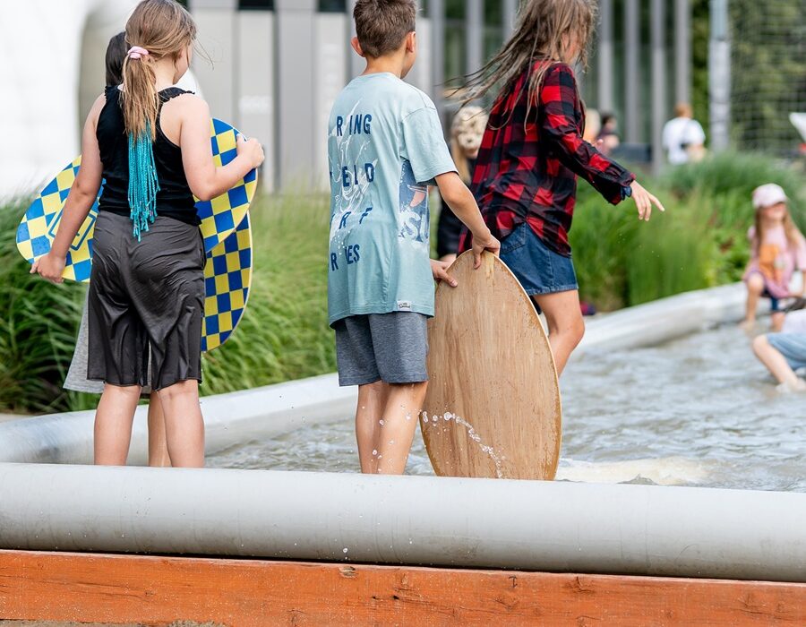 Dzieci trenujące skimboard w strefie wodnej Summer Fest w Galerii Młociny