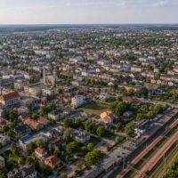 Mińsk Mazowiecki – miasto powiatowe w aglomeracji warszawskiej, widok z lotu ptaka na centrum