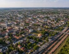 Mińsk Mazowiecki – miasto powiatowe w aglomeracji warszawskiej, widok z lotu ptaka na centrum
