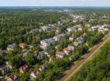 Otwock – miasto-uzdrowisko w aglomeracji warszawskiej, widok z lotu ptaka na sosnowe lasy i zabudowę