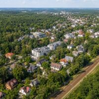Otwock – miasto-uzdrowisko w aglomeracji warszawskiej, widok z lotu ptaka na sosnowe lasy i zabudowę