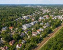 Otwock – miasto-uzdrowisko w aglomeracji warszawskiej, widok z lotu ptaka na sosnowe lasy i zabudowę