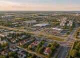 Piaseczno – miasto w aglomeracji warszawskiej, widok z lotu ptaka na centrum i okolice