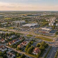Piaseczno – miasto w aglomeracji warszawskiej, widok z lotu ptaka na centrum i okolice