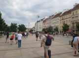 Weekendowy deptak na Krakowskim Przedmieściu w Warszawie - spacerowicze na Trakcie Królewskim