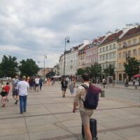Weekendowy deptak na Krakowskim Przedmieściu w Warszawie - spacerowicze na Trakcie Królewskim