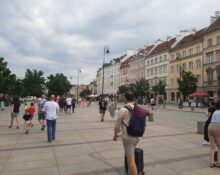 Weekendowy deptak na Krakowskim Przedmieściu w Warszawie - spacerowicze na Trakcie Królewskim