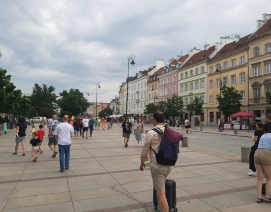 Weekendowy deptak na Krakowskim Przedmieściu w Warszawie - spacerowicze na Trakcie Królewskim