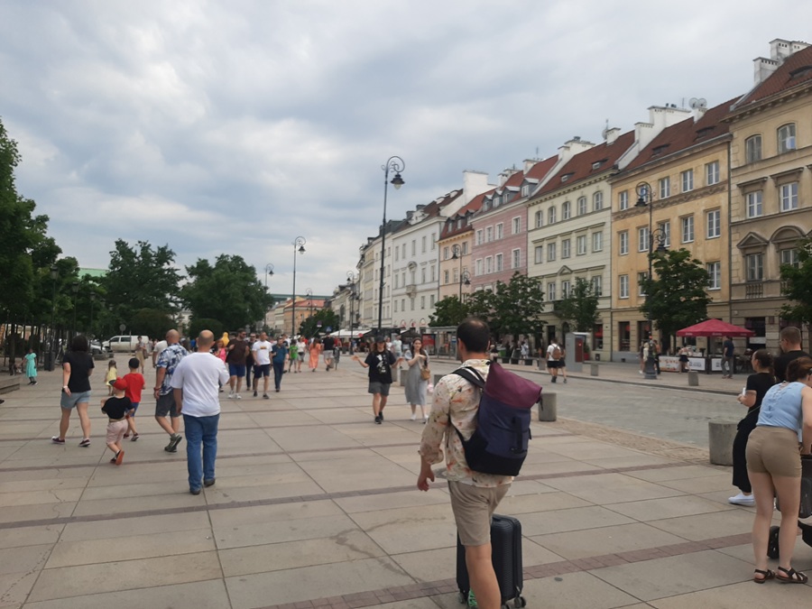 Weekendowy deptak na Krakowskim Przedmieściu w Warszawie - spacerowicze na Trakcie Królewskim
