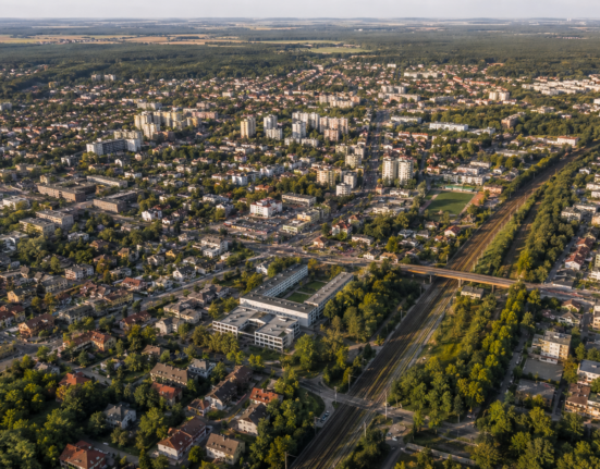 Legionowo – miasto w północnej aglomeracji warszawskiej, widok z lotu ptaka na centrum i okolice