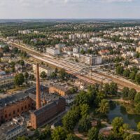 Pruszków – miasto w zachodniej aglomeracji warszawskiej, widok z lotu ptaka na centrum i stację SKM
