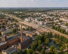 Pruszków – miasto w zachodniej aglomeracji warszawskiej, widok z lotu ptaka na centrum i stację SKM