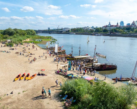 Plaża nad Wisłą w Warszawie z lotu ptaka - kajaki i żaglówki